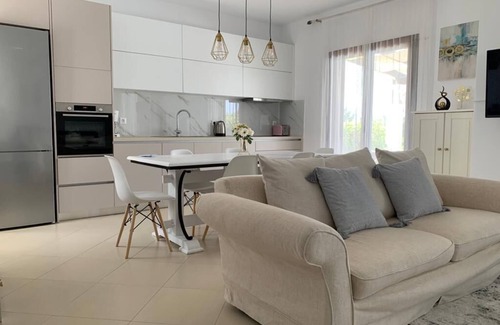 Vlicha Villa | Nuevo en el sitio villa "Sunshine" con piscina, muy cerca de la playa