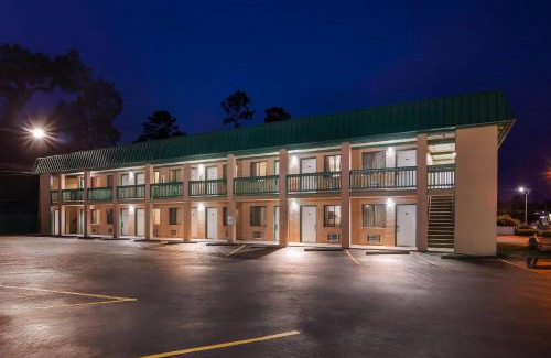 State Park Hotel | Super 8 by Wyndham Columbia/Ft. Jackson SC
