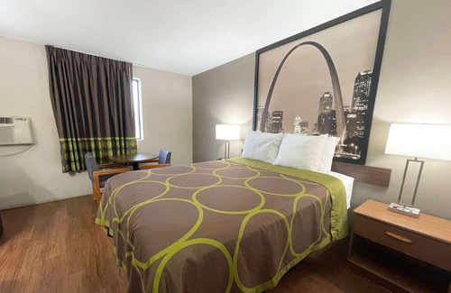 Allenton Hotel | Super 8 by Wyndham Eureka/Six Flags Nearby