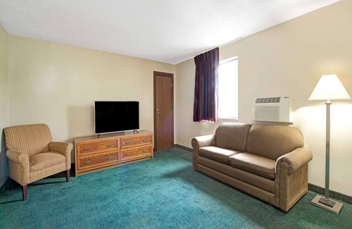 Allenton Hotel | Super 8 by Wyndham Eureka/Six Flags Nearby