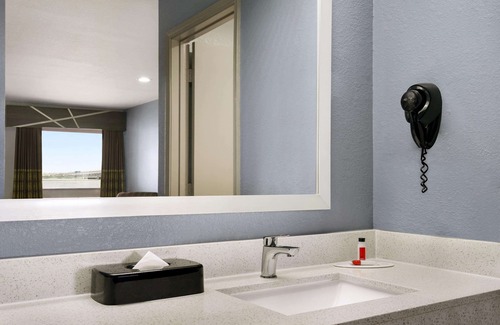 Northside Hotel | Super 8 by Wyndham Houston/Downtown/I-610