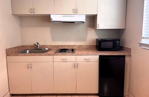 Aldine Hotel | Super 8 by Wyndham IAH West/Greenspoint