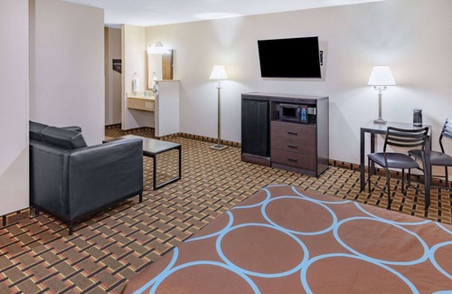 League City Hotel | Super 8 by Wyndham League City/Kemah Area