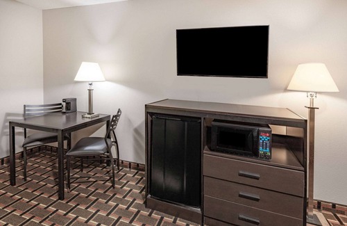 League City Hotel | Super 8 by Wyndham League City/Kemah Area