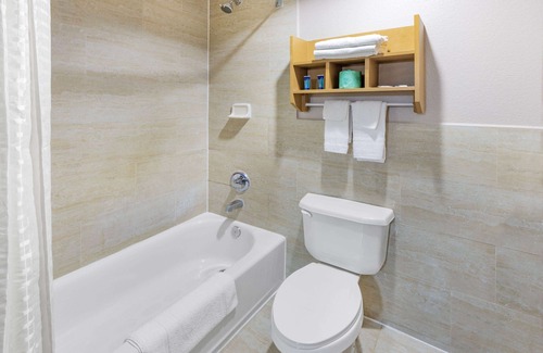 League City Hotel | Super 8 by Wyndham League City/Kemah Area