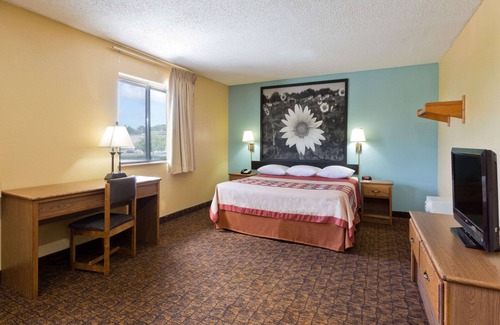 California Hotel | Super 8 by Wyndham Lexington Park/California Area