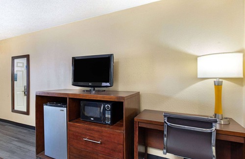 Bellevue Hotel | Super 8 by Wyndham Nashville West