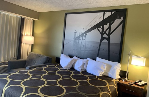 Petoskey Hotel | Super 8 by Wyndham Petoskey