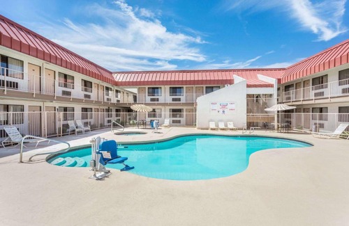 North Mountain Hotel | Super 8 by Wyndham Phoenix Metro North