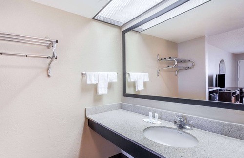Pigeon Forge Hotel | Super 8 by Wyndham Pigeon Forge Dollywood Lane