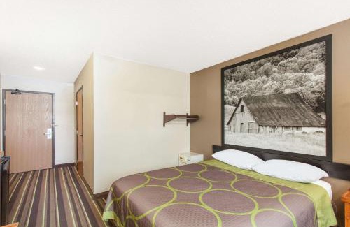 Claypool Hill Hotel | Super 8 by Wyndham Richlands/Claypool Hill Area