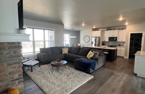 De Pere Casa | SUPER convenient 3-Bedroom House: Close to Lambeau Field, Airport, Restaurants