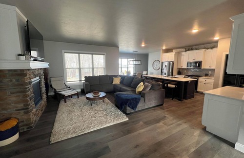 De Pere Casa | SUPER convenient 3-Bedroom House: Close to Lambeau Field, Airport, Restaurants