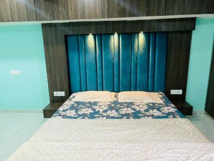 Udhna Casa | Super cozy room with Balcony/2-4 People/AC