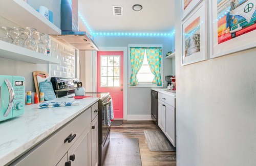 Bellview Casa | Super Fun Family Bungalow - Hot Tub - Yard Games - Seasonal Cowboy pool