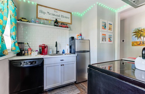 Bellview Casa | Super Fun Family Bungalow - Hot Tub - Yard Games - Seasonal Cowboy pool