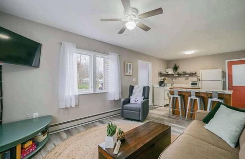 Madison-on-the-Lake Casa | Super Hosts: Grove Cottage - close to beach, wineries & Spire!