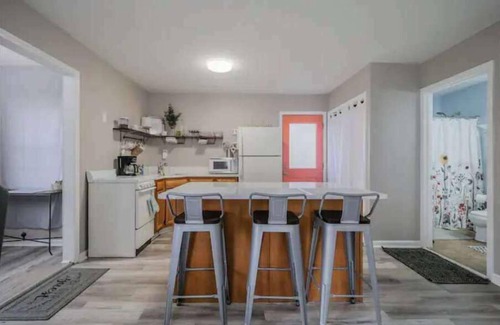 Madison-on-the-Lake Casa | Super Hosts: Grove Cottage - close to beach, wineries & Spire!