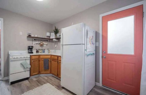 Madison-on-the-Lake Casa | Super Hosts: Grove Cottage - close to beach, wineries & Spire!