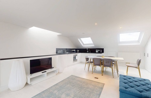 Notting Dale Apartamento | Superb 3-Bed with Balcony in the Heart of Notting Hill - 6 Mins to Tube Station