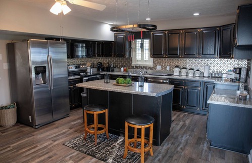 Drake Casa | Superb 4-bedroom house with AC in Woodburn