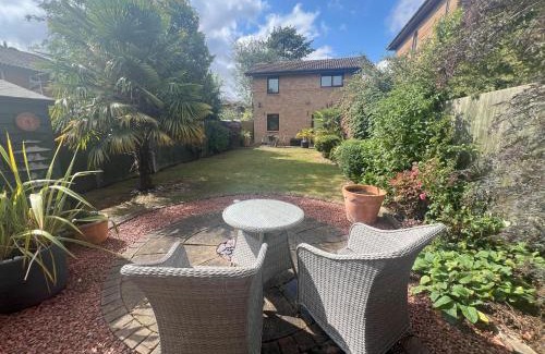 Milton Keynes Casa | Superb Comfy 2 Bed House, Responsive & Caring Hosts Free WiFi & Parking, Close to MK Centre, Train Station, Santander, Network Rail by Webbhill Stays
