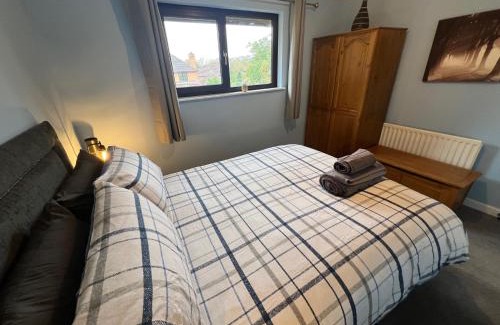 Milton Keynes Casa | Superb Comfy 2 Bed House, Responsive & Caring Hosts Free WiFi & Parking, Close to MK Centre, Train Station, Santander, Network Rail by Webbhill Stays