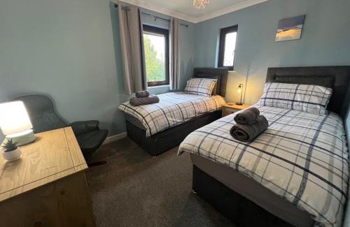 Milton Keynes Casa | Superb Comfy 2 Bed House, Responsive & Caring Hosts Free WiFi & Parking, Close to MK Centre, Train Station, Santander, Network Rail by Webbhill Stays