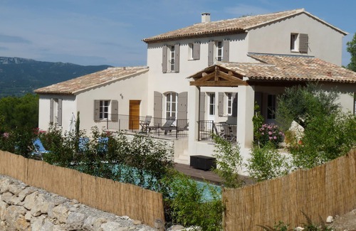 Mallemort Villa | Magnífica villa de estilo moderno que goza de una magnífica vista del Luberon.