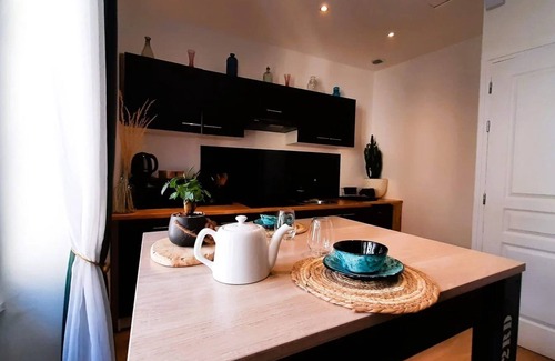 Aiguihe Casa | Superb F2 refurbished, at the foot of the Rock!!!!