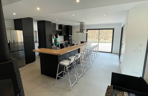 Vives Villa | Magnífica casa de campo en un hermoso entorno verde, una vista impresionante del Canigó