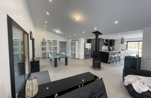 Vives Villa | Magnífica casa de campo en un hermoso entorno verde, una vista impresionante del Canigó