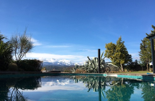 Vives Villa | Magnífica casa de campo en un hermoso entorno verde, una vista impresionante del Canigó