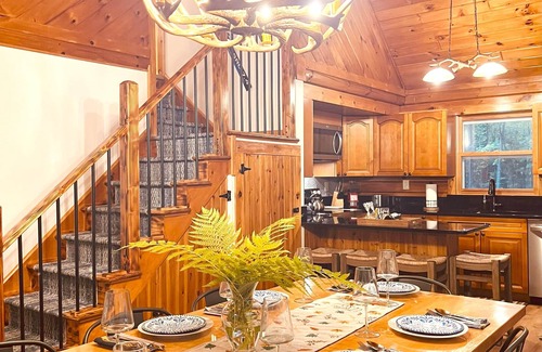 North Creek Cabina | Superb Nature Lodge 5 Minutes to Gore Mountain with Hot Tub, Firepit & Fireplace