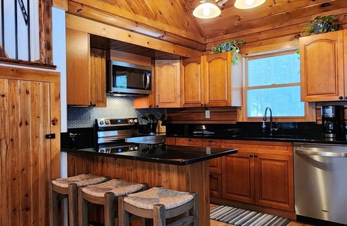 North Creek Cabina | Superb Nature Lodge 5 Minutes to Gore Mountain with Hot Tub, Firepit & Fireplace