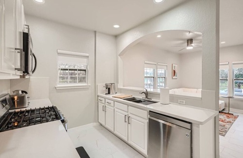 Foster Heights Casa | Superb White Modern Farm House