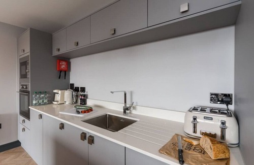 Penarth Condominio | Superior 2 Bed 2 Bath Apt with Parking and Gym