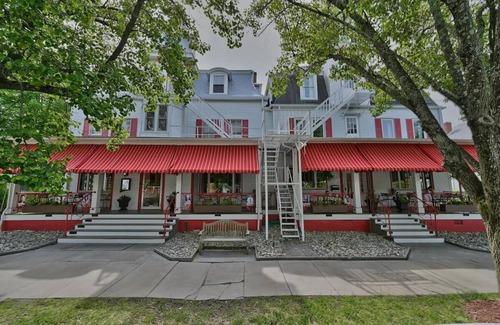 Milford Casa | Superior King, Tom Quick Inn, On-site Restaurant, Historic Milford Charm