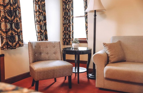 Milford Casa | Superior King, Tom Quick Inn, On-site Restaurant, Historic Milford Charm