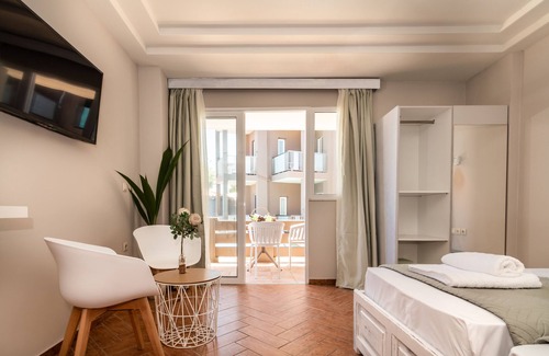 Kato Stalos Hotel | HOTEL FRENTE AL MAR GIROGIALI