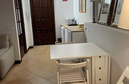 Consuegra Apartamento | Estudio Superior 'Biblioteca' con terraza, Wi-Fi y aire acondicionado