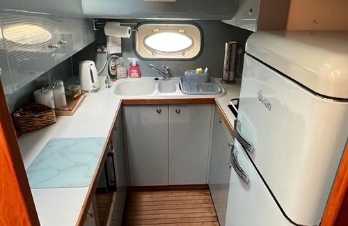 Southampton City Centre Alquiler De Eote | Superyacht on 5* Ocean Village Marina, Southampton