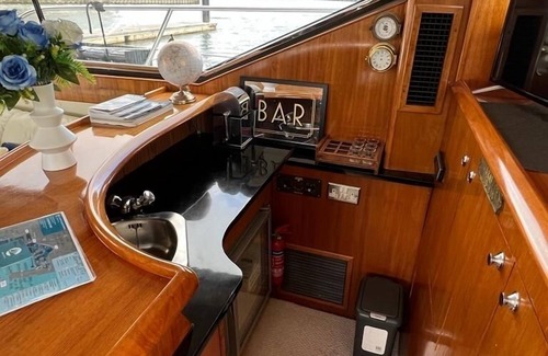 Southampton City Centre Alquiler De Eote | Superyacht on 5* Ocean Village Marina, Southampton