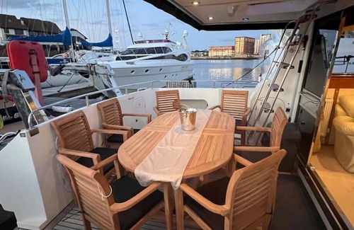 Southampton City Centre Alquiler De Eote | Superyacht on 5* Ocean Village Marina, Southampton
