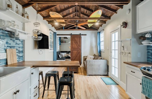Zaferia Casa | Surf Bungalow w/dedicated workspace+daybed