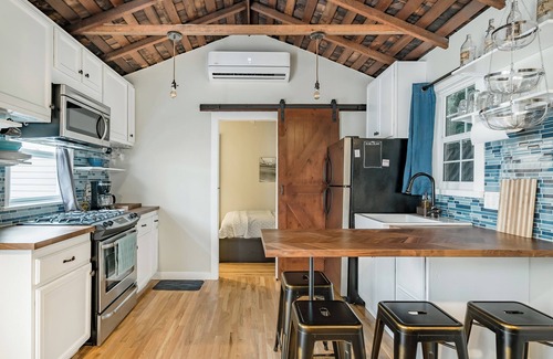 Zaferia Casa | Surf Bungalow w/dedicated workspace+daybed