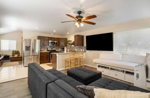 Alamitos Beach Casa | Surfer's Dreams:5min Drive to Beach with PoolTable