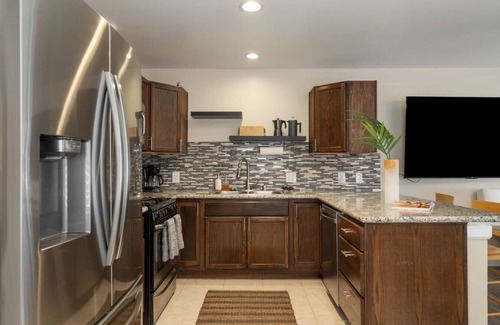 Alamitos Beach Casa | Surfer's Dreams:5min Drive to Beach with PoolTable