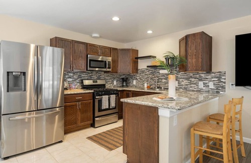 Alamitos Beach Casa | Surfer's Dreams:5min Drive to Beach with PoolTable