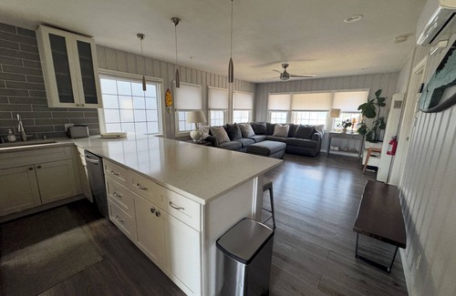 Huntington Beach Condominio | Surfside Haven - STEPS from the Beach!